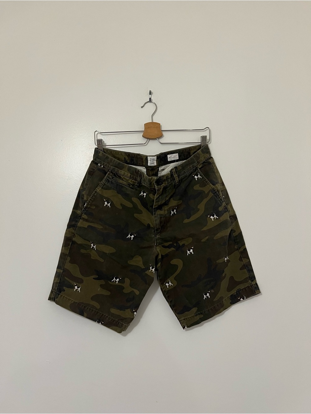 GAP 10 inch Men's Camouflage Cargo Shorts with Embroidered Dogs